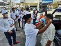 YTMR & HAMI Riau Bagikan 1000 Masker di Pasar Bawah Pekanbaru
