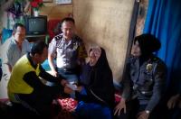 Janda tua usia 70 tahun di Riau ini terharu didatangi Polisi