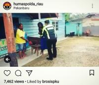 Netizen Salut! Polisi di Riau ini tanpa sungkan ganti pakaian orang gila