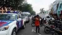 Jukir berlakukan tarif parkir sepeda motor Rp2000 dibelakang MP dan depan Hotel Grand Zuri Pekanbaru