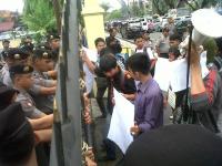 Demo narkoba Pekanbaru, Massa: tangkap Dedi Handoko, Lekia dan Acin!