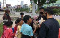 Nasdem Millenial Riau Bagi Bagi Nasi Bungkus