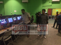 Pemain Gelper Jalan Riau berhamburan saat Anggota dewan datang