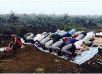 Polisi dan TNI di Pelalawan Sholat di lahan terbakar, Berikut fotonya