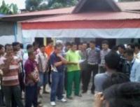 Tuding Marak Korupsi, warga Desa Rambah Hilir segel kantor Kades