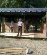 Warga Bangko Pusako bantu Polisi dirikan Posko Operasi Lilin 2014