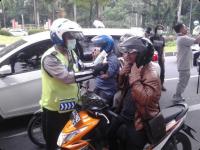 Polisi Bagikan Ratusan Masker Gratis untuk Pengguna Jalan di Rohul