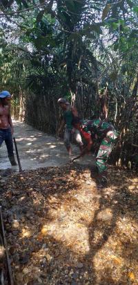 Satgas TMMD Gotong Royong Bareng Masyarakat