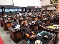 Gelar Paripurna, Anggota Dewan Pakai Masker & Sarung Tangan