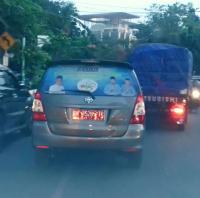Foto paslon Firdaus-Ayat "Mejeng" keliling pekanbaru pakai mobil dinas plat merah