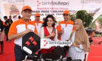 Nuraini dari Selat Panjang raih 1 Milyar saat Undian Sinar Tebar Milyar Bank Riau Kepri di Batam