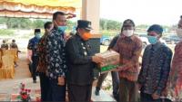 Dampak Covid19, Wabup Rohil bagikan Sembako ke Masyarakat Kecamatan Pekaitan