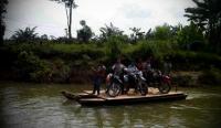 Kisah Miris di Negeri Seribu Suluk Rohul, warga Desa naik rakit seberangi Sungai