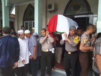 Wakapolresta Pekanbaru ikut pikul jenazah dan gali kuburan anggota Polri