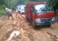 Truk CPO PT Gunung Sawit Mas di Rohul bikin Jalan Lintas rusak