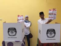 Ditemani istri, Said Usman Abdullah  mencoblos di TPS 8 Sekip