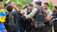 Polisi dan Mahasiswa perdebatkan status hukum Istri Bupati Kampar