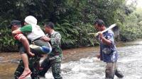 Viral, Prajurit TNI Gendong Siswa Hingga Orang Sakit Seberangi Sungai