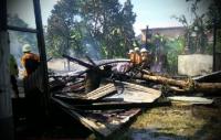 Di pagi hari, bengkel mobil di Pekanbaru dilalap api