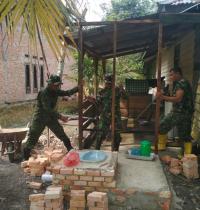 Saat Prajurit TNI Bantu Atasi Krisis Sanitasi Masyarakat Miskin Kampar