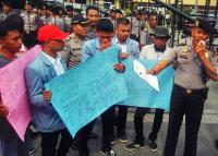 Demo: periksa Kadis PU Riau & 3 kontraktor proyek Jembatan di Kampar!