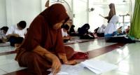 Sekolah Kebanjiran, 65 Siswa MTs Ujian Semester Di Masjid