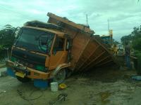 Truk Tronton Terperosok Lobang, Muatan Viber Sawit Tumpah ke Jalan