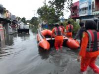 Basarnas Evakuasi Wanita Keguguran Terjebak Banjir