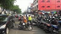 Salahkan tempat parkir diluar gedung, pengelola ramayana ngaku kios sepi pembeli