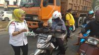 Bagikan 5000 Masker di Simpang Tabek Gadang, Ida : Pemko & Pemrov Riau Tak Tegas