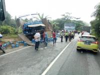 Bus RAPI Sarat Penumpang Tabrak Truk Berhenti