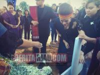 Video: Detik-detik Momo Geisha di liang lahat ayahnya: Pak, Selamat Jalan..