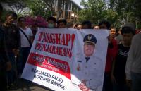 Demo ijazah Bupati Bengkalis, Massa: kampus berdiri tahun 2001, kok Amril bisa lulus tahun 2002?