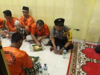 Haru Biru Ketika Kapolres dan Tahanan Berbuka Bersama 