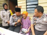 Ketika Perwira Polisi Mengingat Sosok Almarhum Ibu Dari Nenek Berusia Senja