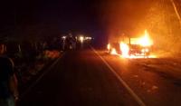 Mobil travel mendadak terbakar, puluhan penumpang panik