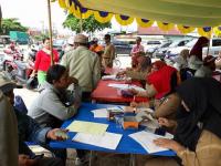 Puluhan masyarakat yang lewat di depan Polsek Tenayan Raya Pekanbaru, terjaring razia KTP