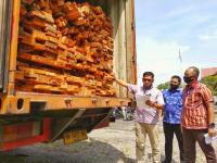 Polda Riau Tangkap Satu Truk Tronton Penuh Kayu Pembalakan Liar