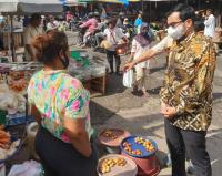 Datangi Pasar Kodim Pekanbaru, Ginda Ajak Pedagang Pakai Masker
