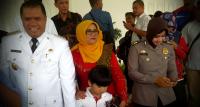 Belum dapat yang baru, Bupati berstatus Duda di Riau ini didampingi mantan istri saat dilantik