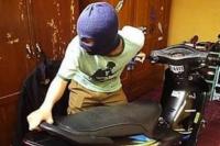 Larikan motor kawan, pemuda Jalan Panger Pekanbaru ini, diciduk polisi di kampungnya Sumbar