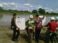 Wow ! Untuk TPS Terpencil Kotak Suara Diantar Pake Motor Trail dan Sampan