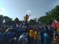 Kisah Tangis Ibu Saat Anaknya Sakit Dalam Mobil Terhalang Demo Mahasiswa