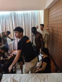 Polresta Pekanbaru Ciduk Tiga Pasang Pria Wanita Pesta Narkoba di Grand Elite