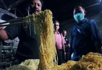 BP POM Pekanbaru dan Polisi gerebek pabrik mie, 60 liter Formalin disita