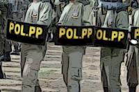 Satpol PP bersihkan PKL yang buka lapak di JPO