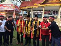 Diminta untuk sikat 5 persoalan di Pekanbaru, Paslon BISA diberi hadiah sapu