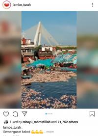 Ribuan Bungkus Mi Instan Penuhi Sungai Siak Pekanbaru
