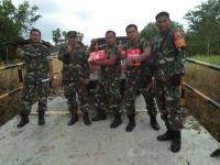 Terangi desa terpencil, TNI AD bagikan lampu lentera untuk warga‎ Desa