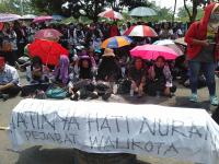 Ribuan Guru Demo Walikota Pekanbaru Bawa Keranda